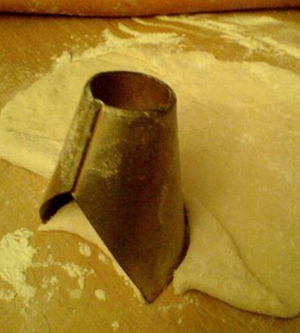 Вирізаємо тісто для пиріжків