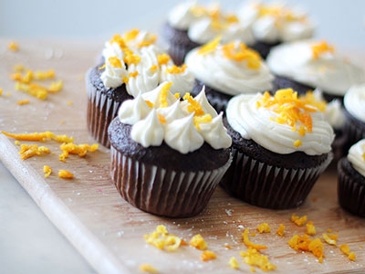 кекси прикрашені цедрою і збитими вершками