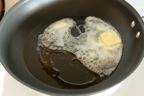 додаємо масло в сковороду