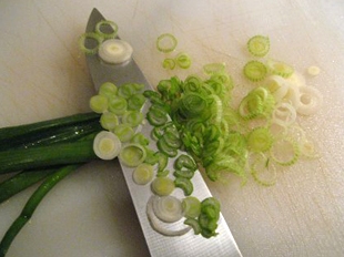 Дрібно рубаємо зелений лук