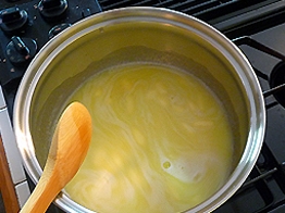 розчиняємо вершкове масло в окропі