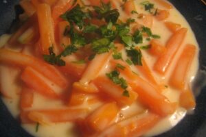 Морква в молочному соусі