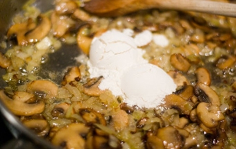 перемішуємо гриби з цибулею і борошном