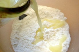 вливаємо в борошняну суміш яєчно-масляну рідину