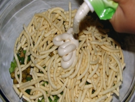 заправляємо салат майонезом