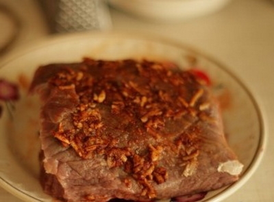 Натираємо яловичину спеціями