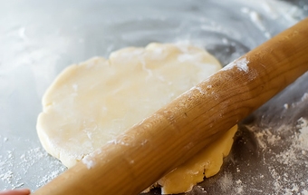 розкачуємо тісто