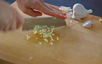 дрібно рубаємо часник