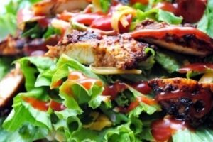 Салат з куркою-гриль