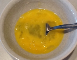 збиваємо яйце з сіллю і водою