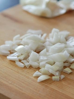 Дрібно шаткуємо цибулю