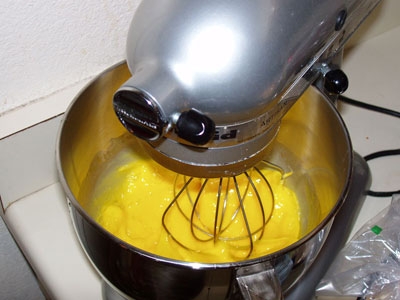 яйця в мисці під міксером