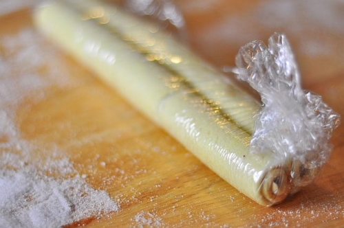 загортаємо в рулет плівку