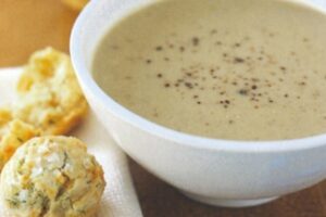 Молочний суп-пюре з горіхами