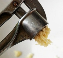 Видавлюємо часник