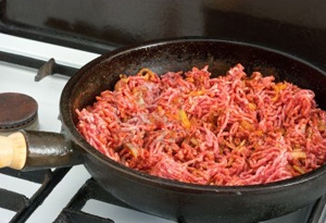 смажимо на сковороді інгредієнти для начинки