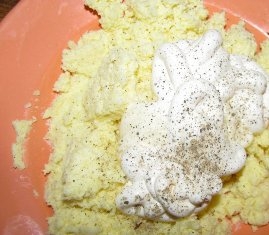 закінчуємо приготування сирно-яєчної маси