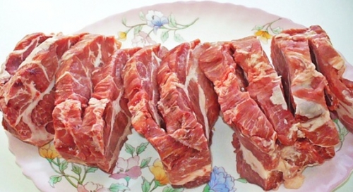 нарізаємо свинину