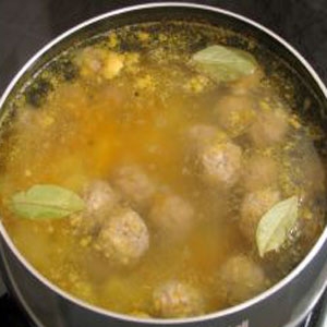 готовий картопляний суп з фрикадельками