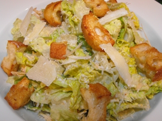 заправляємо салат соусом цезар