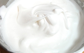 збиваємо яєчні білки до піків