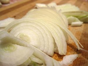 ріжемо цибулю