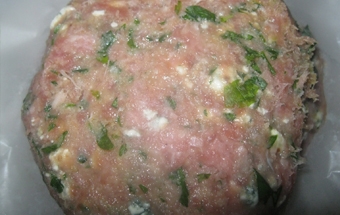 перемішуємо всі подрібнені компоненти з м'ясним фаршем