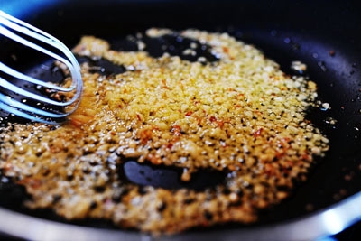 часник на сковороді