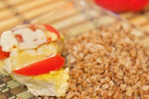 Гречка з курячим філе в пароварці