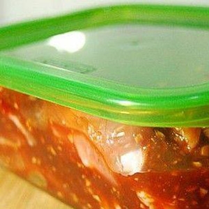 лоток з маринованими ребрами