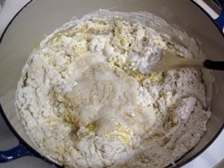 додаємо в сирну суміш борошно