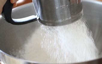 просіваємо борошно з содою і розпушувачем