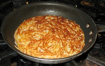 смажимо картопляну суміш, залиту яйцем