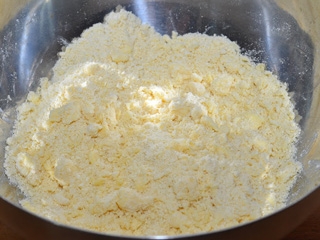 висипаємо борошно в молочно-вершкову суміш