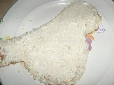 Змащений перший шар салату