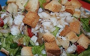 Салат з рибою та сухарями