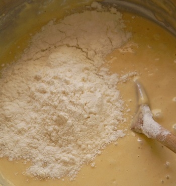 всипаємо борошно порціями