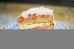 Бісквітний торт зі сметанним кремом і фруктами