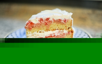 шматочок бісквітного торта зі сметанним кремом і фруктами