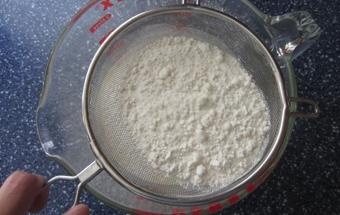 просіваємо борошно