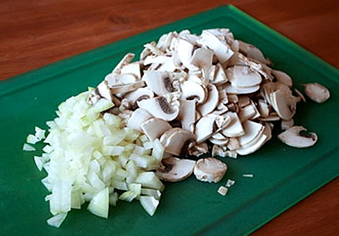 гриби і цибулю, нарізані