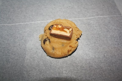 викладаємо на тісто шматочок Снікерса