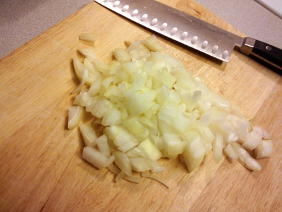 дрібно рубаємо цибулю