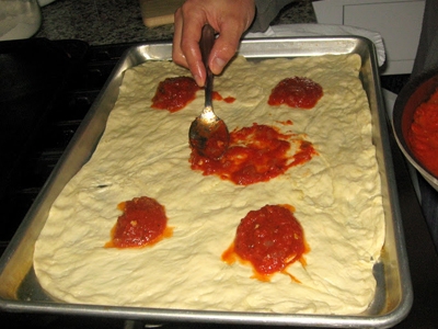 викладаємо соус на тісто