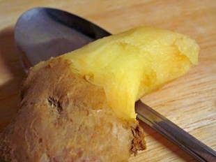 Відчищаємо від шкірки корінь імбиру