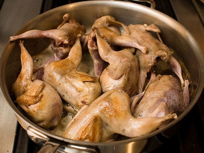 перепела на сковороді