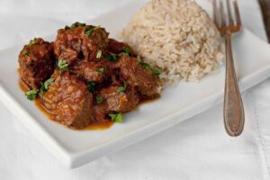 Тушкована яловичина в томатному соусі