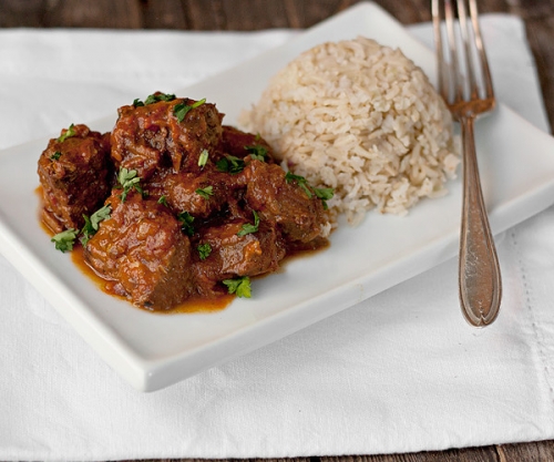 тушкована яловичина в томатному соусі