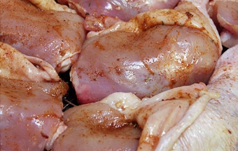 натираємо стегенця спеціями і сіллю