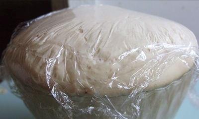 закутуємо тісто харчовою плівкою